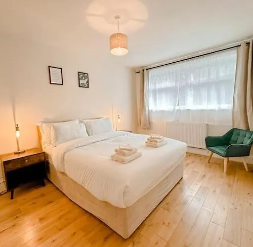 Oasis Split Level Flat In Zone 1