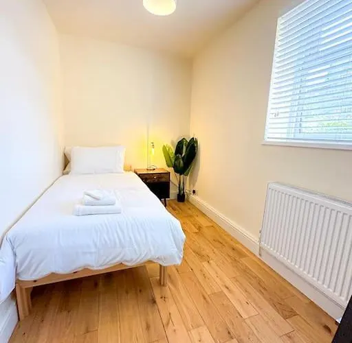 Oasis Split Level Flat In Zone 1