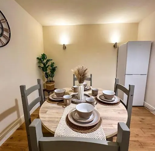 Oasis Split Level Flat In Zone 1